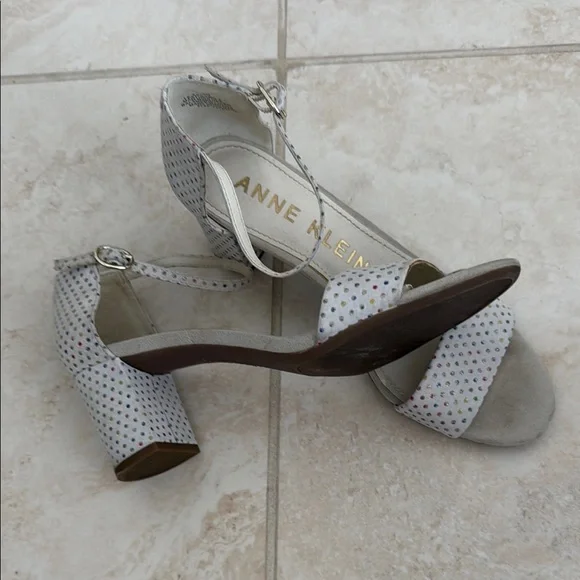 Anne Klein White Shoes with Minimalist Design - Picture 2 of 2